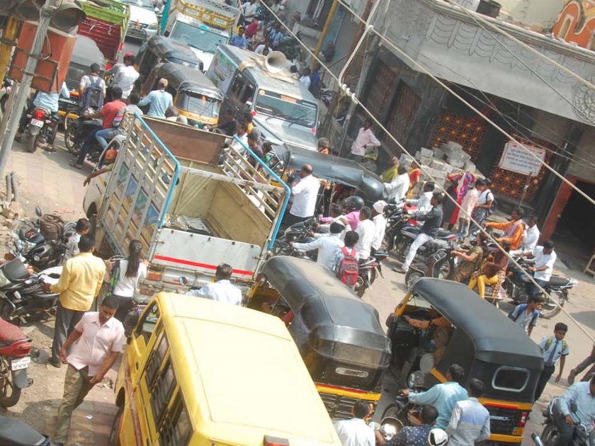 As usual, traffic jolted Jalenkar | नित्याच्याच वाहतूक कोंडीने जालनेकर त्रस्त