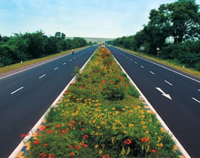 Solapur National Highway becomes 'death trap' | सोलापूर राष्ट्रीय महामार्ग बनला ‘मृत्यूचा सापळा’