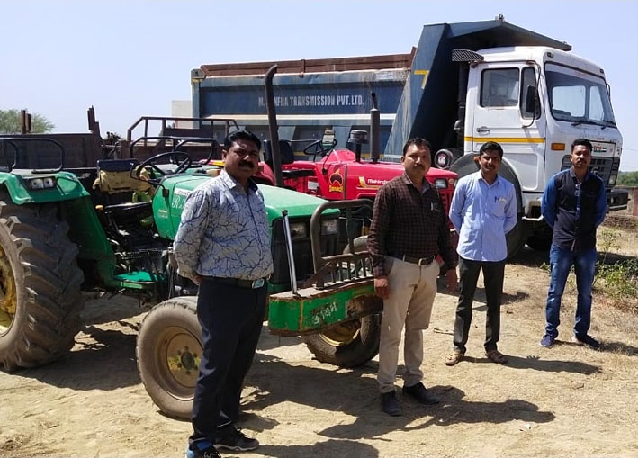 Two tractors trapped in sand smuggling | वाळू तस्करी करणारे दोन ट्रॅक्टर ताब्यात