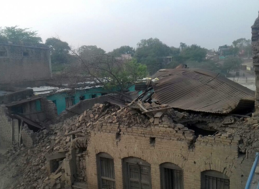The building collapsed | भोकरदन शहरातील जीर्ण इमारत कोसळली