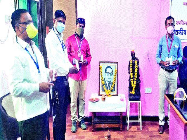 Sanitizer for health workers at Kalwan | कळवण येथे आरोग्य कर्मचाऱ्यांना सॅनिटायझर