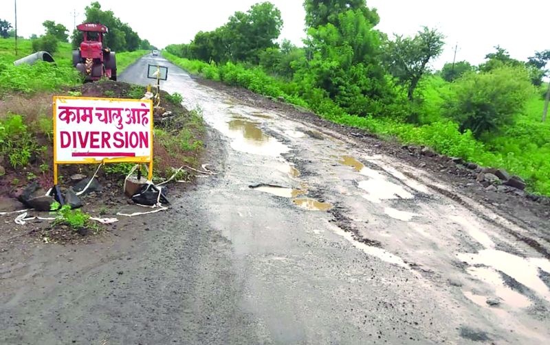 Delay in Nandura-Motala, Changephal-Matargaon-Khamgaon road works | नांदुरा-मोताळा, चांगेफळ-माटरगाव-खामगाव रस्त्यांच्या कामात दिरंगाई