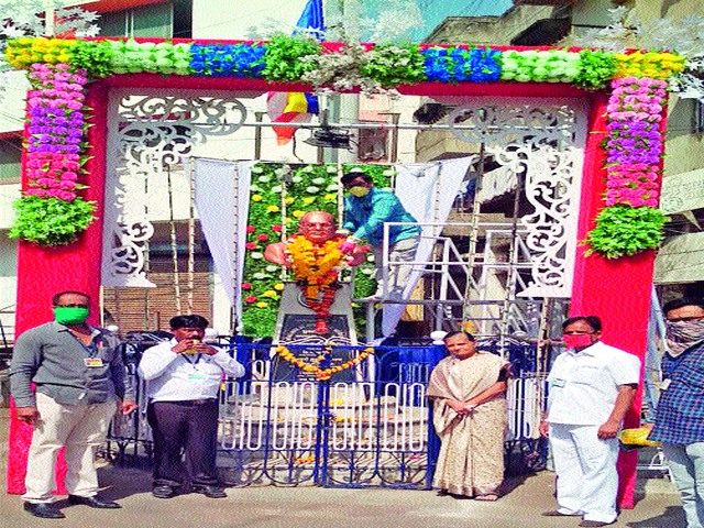 Manmad torn to death; Wreath offering | मनमाडला मिरवणुकीस फाटा; पुष्पहार अर्पण