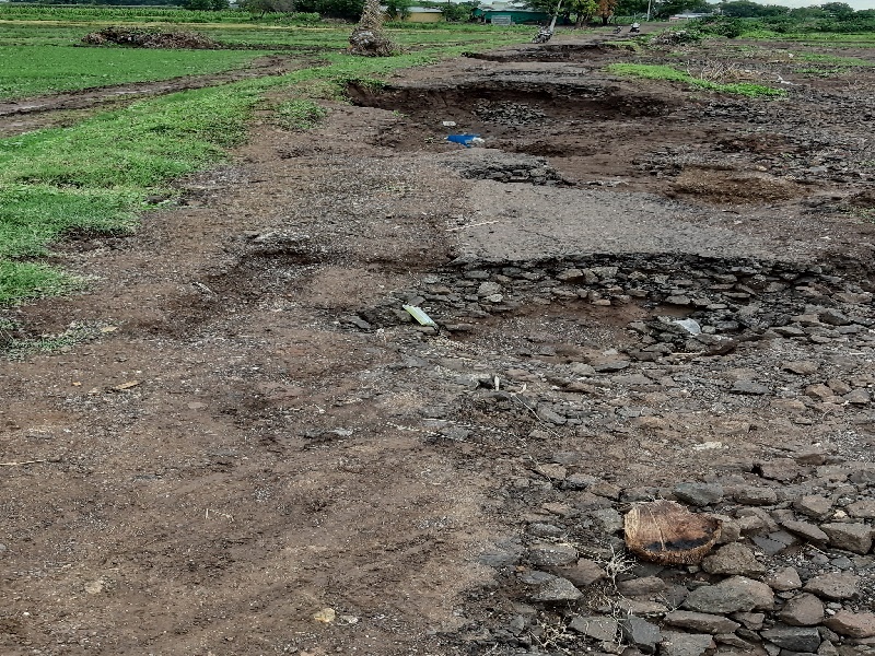 The road in Mygaon Devi was flooded and flooded | मायगाव देवीतील रस्ता पुरामुळे गेला वाहून