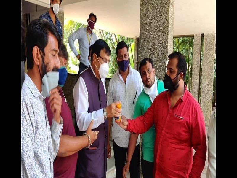 MNS gives Chyawanprash gift to Mayor in Nashik! | नाशिकमध्ये मनसेने महापौरांना दिले च्यवनप्राश भेट!