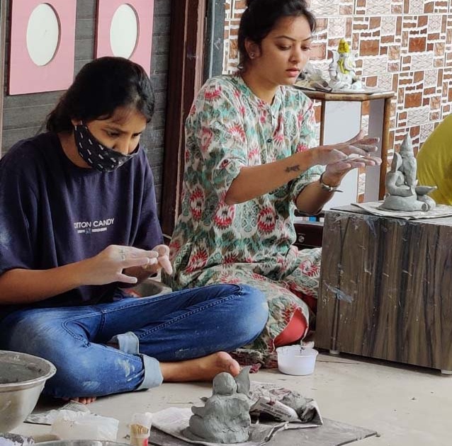 Bharti Pawar teaching sculpture from shadu clay | शाडू मातीपासून मूर्तीचे प्रशिक्षण देणारी भारती पवार