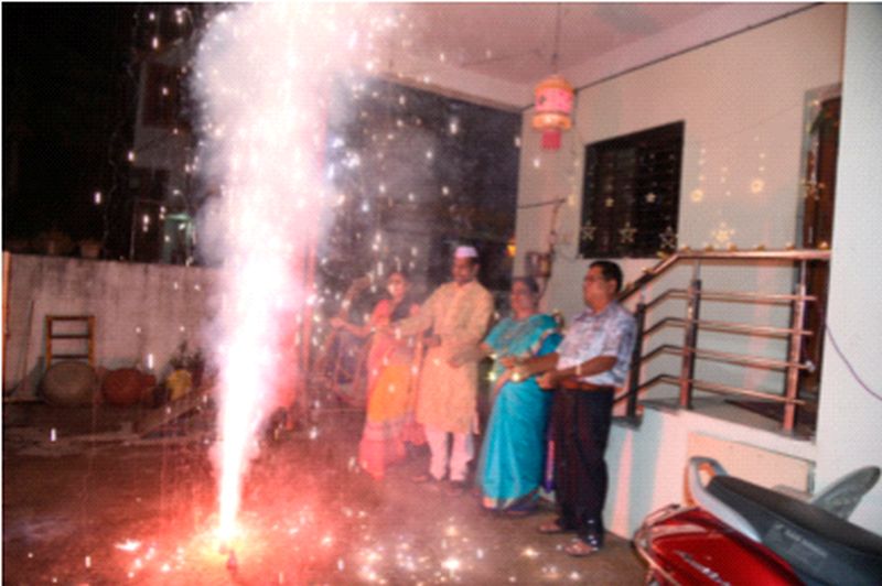 Diwali glow with fireworks | आतषबाजीसह दीपावलीचा झगमगाट