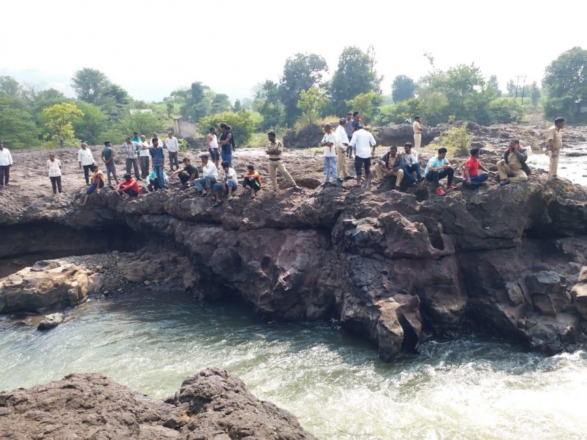 Three girls, including a grandfather near Dhebwadi, passed away in the Wang river basin | वांग नदीपात्रात ढेबेवाडीनजीक आजोबासह तीन मुली गेल्या वाहून