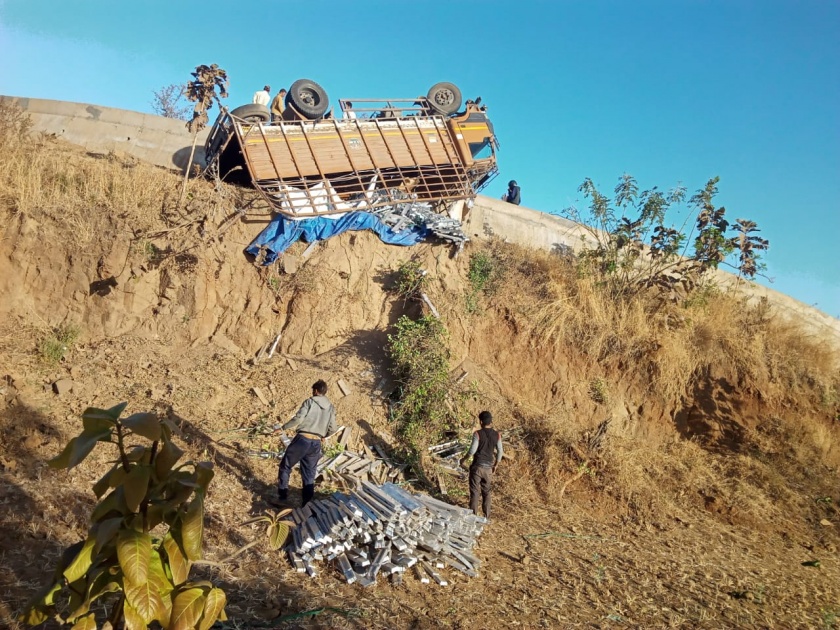  Accident, heavy truck overturned in Kotambi Ghat | कोटंबी घाटात अपघात, अवजड ट्रक उलटला