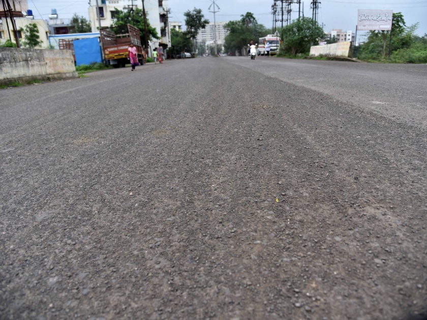 Due to the rains, the roads are covered with sand | पावसामुळे रस्त्यावर रेती कच पडूनच