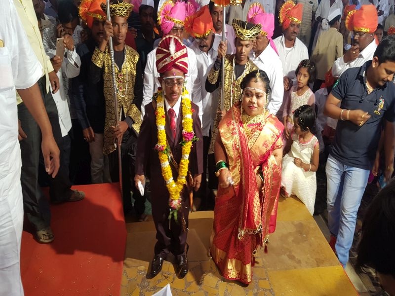 Shubhamangal of the bride and groom of three feet high | तीन फूट उंचीच्या वधू-वराचे शुभमंगल