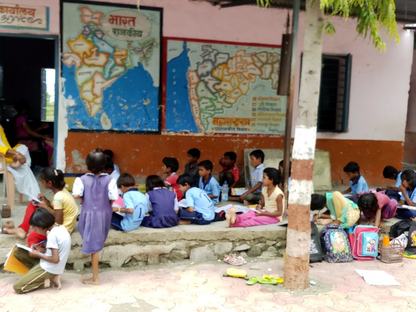Parbhani: Classes filled in verandahs | परभणी: व्हरांड्यात भरतात वर्ग