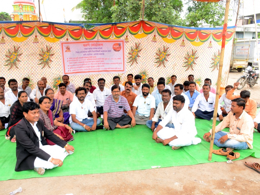 Parbhani District Kacheri Premises Movement Gajabajla | परभणी जिल्हा कचेरी परिसर आंदोलनांनी गजबजला