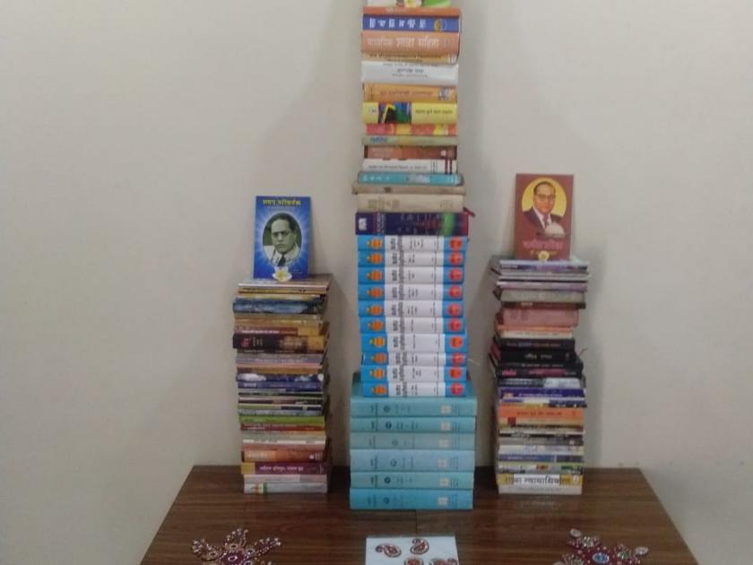 Dr. Goody made 19 good books. Greetings to Babasaheb Ambedkar, concept of teacher leader Hiralal Pagadal | १२९ पुस्तकांची गुडी उभारून डॉ. बाबासाहेब आंबेडकरांना अभिवादन, शिक्षक नेतेहिरालाल पगडाल यांची संकल्पना