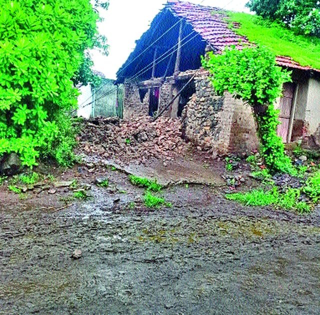Damage to house due to incessant rains | संततधार पावसाने घराचे नुकसान