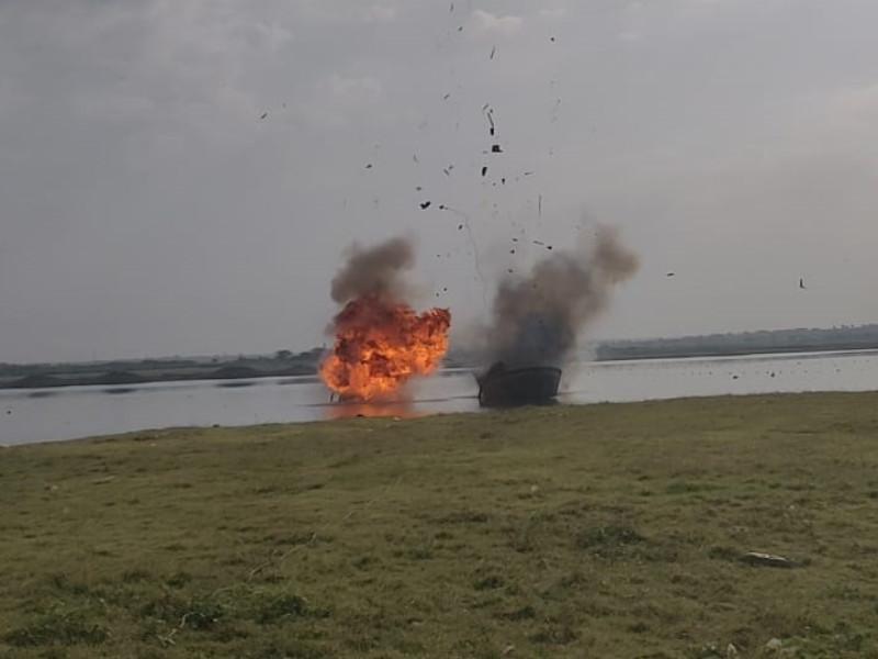 a big blast at Bhigavan river bank : action against Sand Maphia by revenue department | ...आणि नदीपात्रात झाला धमाका : वाळूउपसा करणाऱ्या  ३८ बोटींना जलसमाधी (व्हिडीओ)