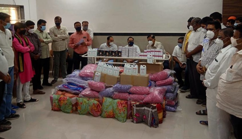 Khadse supporters donate medicine to Bhusawal Rural Hospital | खडसे समर्थकांतर्फे भुसावळ ग्रामीण रुग्णालयात औषधी सामग्रीची मदत