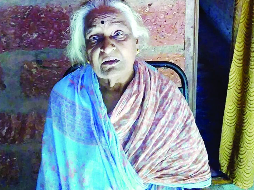 Ratnagiri: Chhapar fires fire, grandmother Vijaya Pawar again is notorious | रत्नागिरी : छप्पर आगीत भस्मसात, आजी विजया पवार पुन्हा निराधार