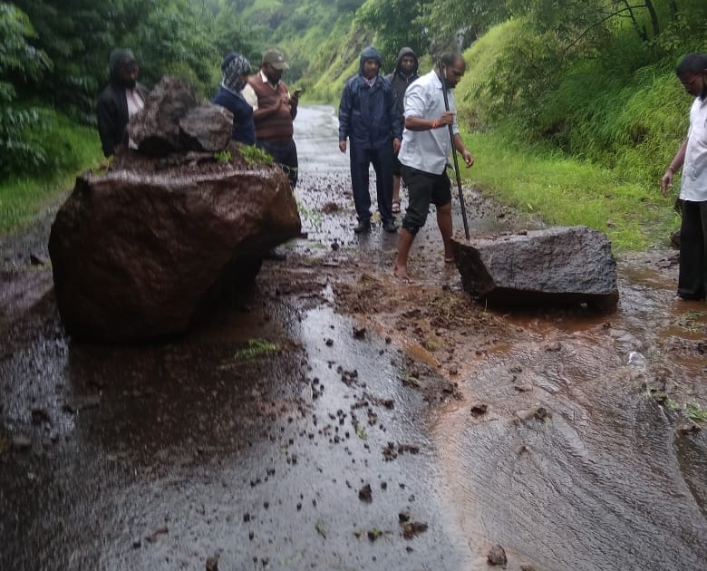 Koynanagar, Navja received heavy rains, pain in Borne Ghat | कोयनानगर, नवजाला जोरदार पाऊस, बोरणे घाटात दरड कोसळली