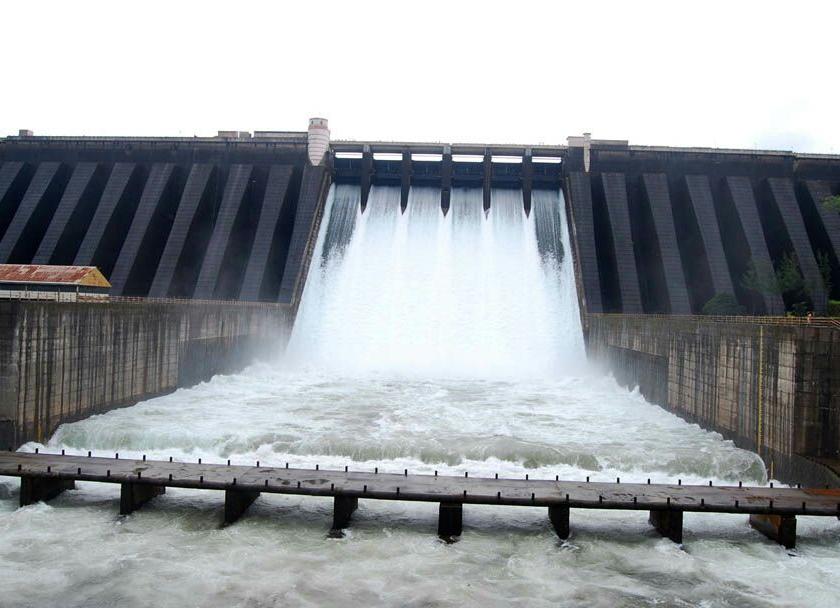 57 thousand cusecs continue to release water from Koyna dam, 102 TMC reserves | कोयना धरणातून ५७ हजार क्युसेकने पाणी सोडणे सुरू, १०२ टीएमसी साठा