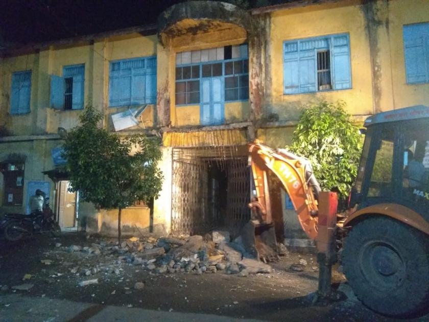 Returning to Satara Municipality too, the gallery of the old office collapsed | सातारा पालिकेलाही परतीचा तडाखा, जुन्या कार्यालयाची गॅलरी ढासळली