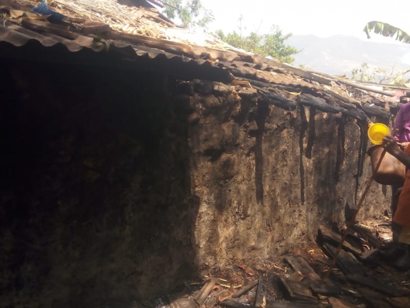 A fire in the house spread to the forest of Kusumbi in the hills of Kusumbi | डोंगरातील वणवा कुसुंबी गावापर्यंत पसरून घराला आग
