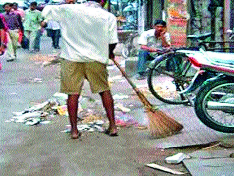 Sweep again in the hands of 250 employees | २५० कर्मचाºयांच्या हाती पुन्हा झाडू