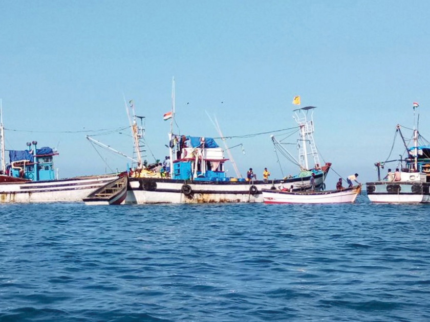 Sindhudurg: The fishermen's move from Zarband, Malvan, three-passenger boat in Goa | सिंधुदुर्ग : गोव्यातील तीन पर्ससीन नौका जेरबंद, मालवणच्या मच्छिमारांची चाल 