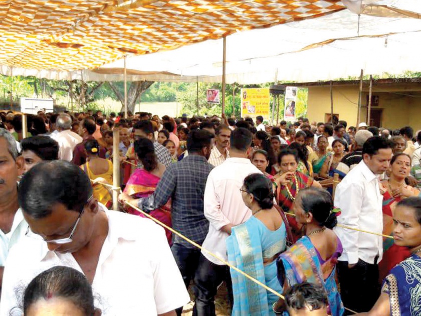 Thousands of devotees bow down to Mauli Chari for a show | माऊली चरणी हजारो भाविक नतमस्तक, दर्शनासाठी गर्दी