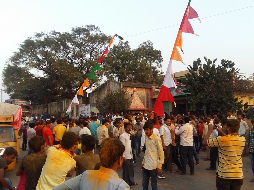 Bamahanavade khandarera devotees pulled out 12 cars! | ब्राम्हणवाडेत खंडेराव भक्तांनी ओढल्या बारा गाड्या !