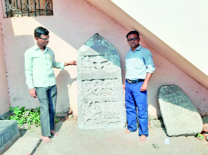 One of the oldest articles in the state, found in Sangli | सांगलीत आढळला राज्यातील सर्वांत जुना वीरगळ लेख