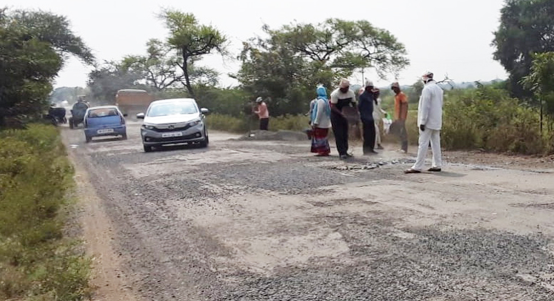 Solapur-Barshi road was finally repaired following the story of 'Lokmat' | ‘लोकमत’ च्या वृत्तानंतर अखेर सोलापूर-बार्शी रस्त्याची दुरुस्ती झाली सुरू