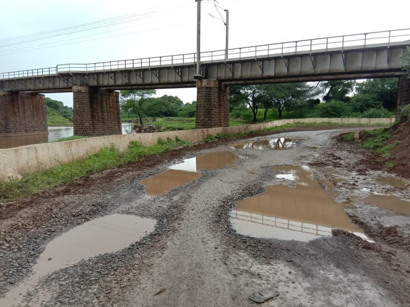 Road underneath the railway bridge at Sukane | सुकेणे येथे रेल्वे पुलाखालील रस्त्याची झाली चाळण
