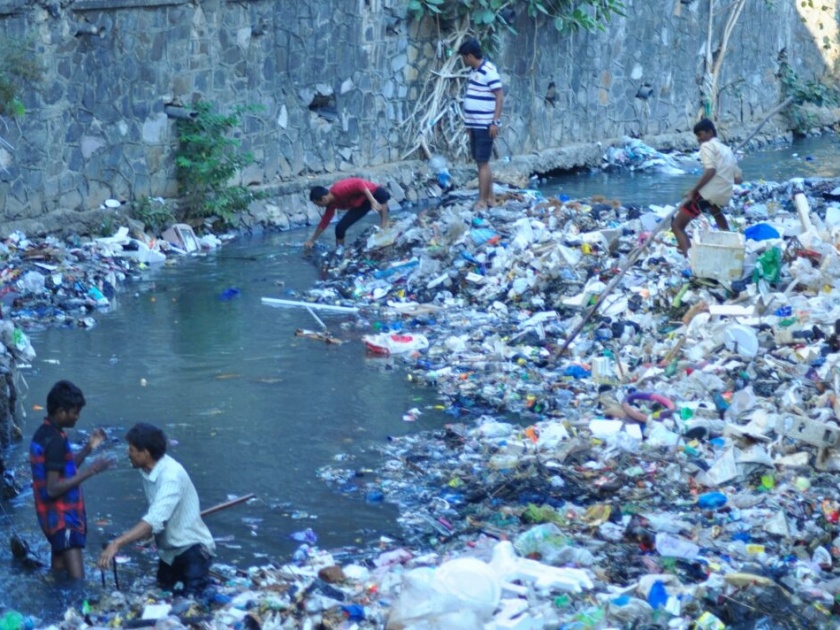 A unique movement made by the youths of Phule Nagar by cleaning up the drain in the Thane | ठाण्यात नाल्यातील सफाई करुन फुलेनगरच्या तरुणांनी केले अनोखे आंदोलन