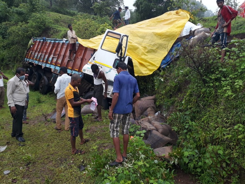 Accident to a truck transporting rations in Chirai Ghat | चिराई घाटात रेशनची वाहतूक करणाऱ्या ट्रकला अपघात