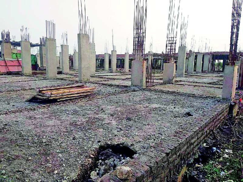 The construction of the tehsil even after five years | तहसीलचे बांधकाम पाच वर्षांनंतरही अर्धवटच