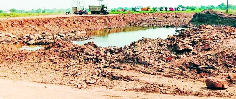 Invalid excavation for highway work | महामार्गाच्या कामासाठी अवैध उत्खनन