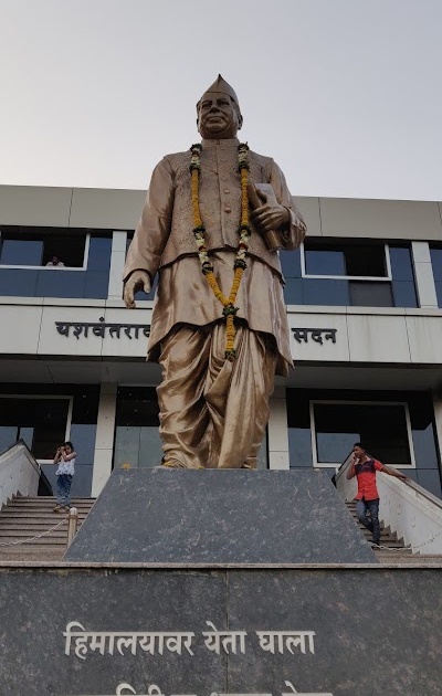 Demand for erection of statue of Yashwantrao Chavan | यशवंतराव चव्हाण यांंचा पुतळा उभारण्याची मागणी