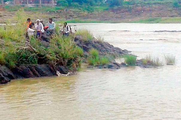 Seven people, including two women, are stranded in Sahasturkund Falls | सहस्त्रकुंड धबधब्यात अडकले दोन महिलांसह सात जण