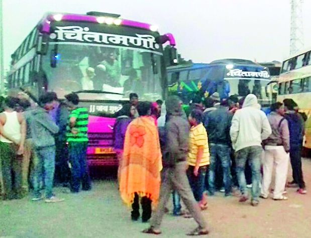 Three bus passengers of 'Chintamani' blocked it | ‘चिंतामणी’च्या तीन बस प्रवाशांनी अडविल्या
