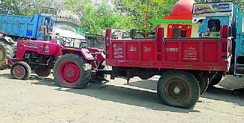 Tractor inserted on revenue employees | महसूल कर्मचाऱ्यांवर ट्रॅक्टर घातला