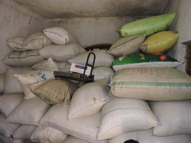 Thousands of quintals of grain stored at Kalambhe Center in Wadya | वाड्यातील कळंभे केंद्रावर हजारो क्विंटल धान्याचा साठा