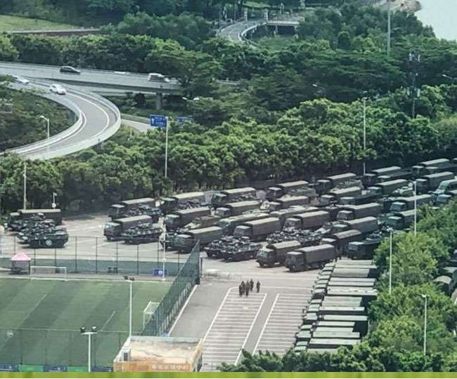 china in mood of military action with Hong Kong; 7 km behind of border | हाँगकाँगचे 'स्वातंत्र्य' धोक्यात; चीनी ड्रॅगन कारवाईच्या पवित्र्यात