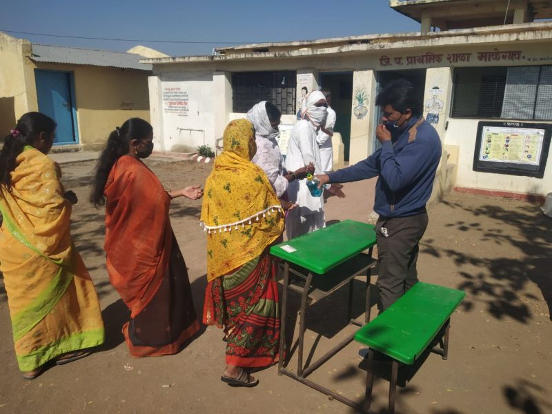 In Nagpur district, polling started peacefully, 19% voting | नागपूर जिल्ह्यात ग्रा.पं.च्या मतदानाला शांततेत सुरुवात, १९% मतदान 