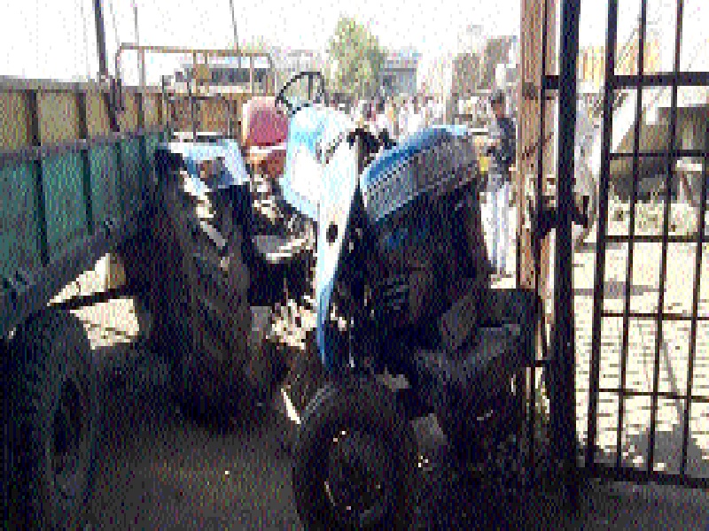 The victim of illegal sand traffic in Geewray | गेवराईत अवैध वाळू वाहतुकीचा बळी