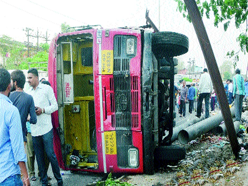  The cows, the two-wheeler collapsed, the bus stopped in the road | गाय , दुचाकीस्वार आडवे आल्याने भर रस्त्यात बस उलटली
