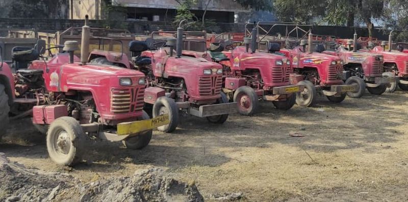 Chandrapur SDO removes sand smugglers | चंद्रपूर एसडीओने काढली रेती तस्करांची वरात