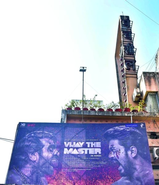 After all, the cinema hall are running on the basis of Tamil-Telugu cinema | अखेर चित्रपटगृहाला तामिळ-तेलगु सिनेमाचा आधार