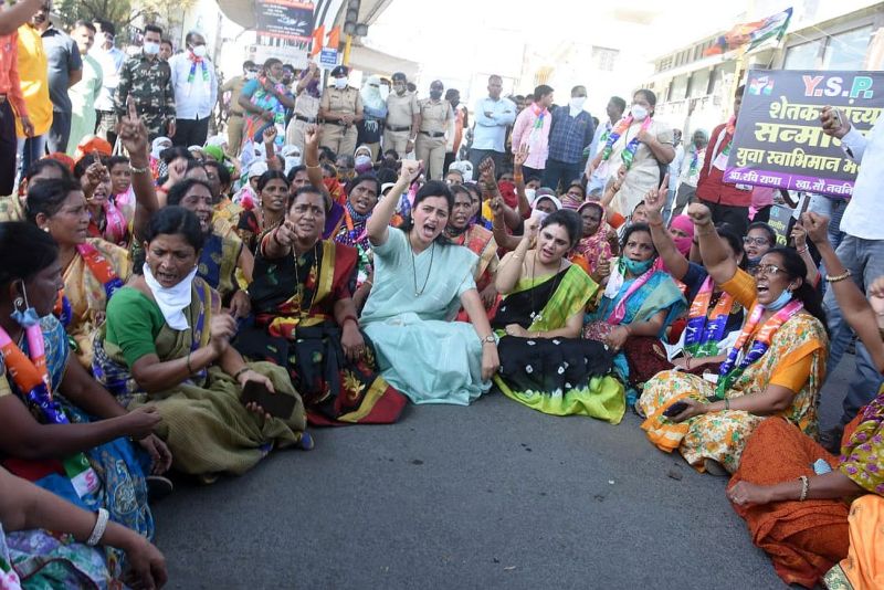 Crime filed against 14 persons including Navneet Rana in Amravati; The sit-in protest in front of the Central Jail | अमरावतीत नवनीत राणांसह १४ जणांवर गुन्हा दाखल; मध्यवर्ती कारागृहासमोर केले ठिय्या आंदोलन