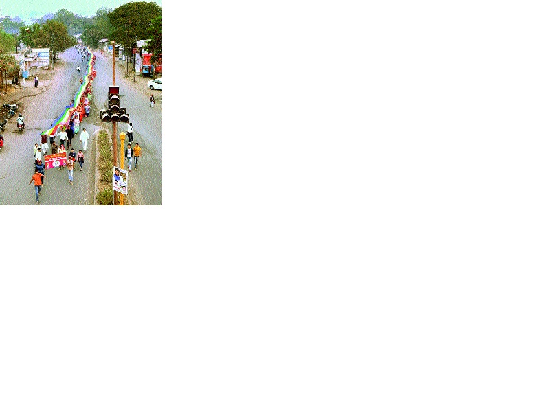 The 150 meter Jain flag pointed to Aurangabad | १५० मीटरच्या जैन ध्वजाने औरंगाबादकरांचे लक्ष वेधले